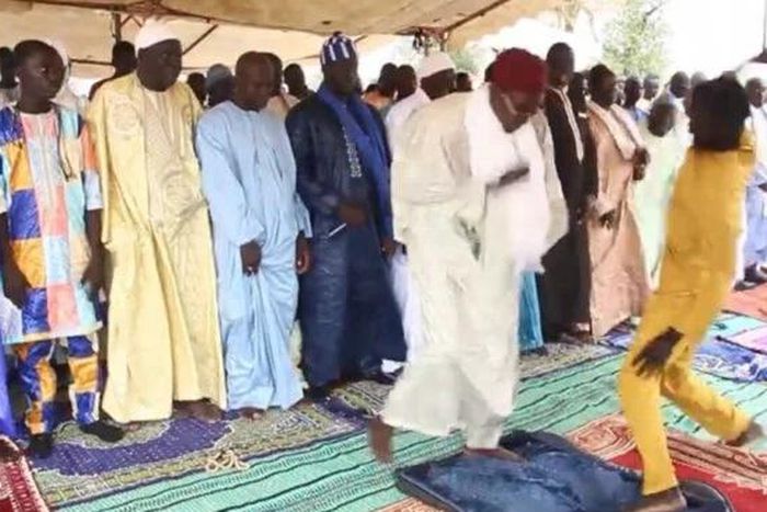 Imam agressé en pleine prière