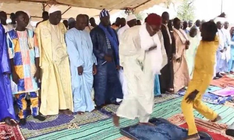 Imam agressé en pleine prière