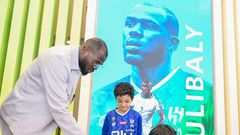 Kalidou Koulibaly avec des enfants handicapés
