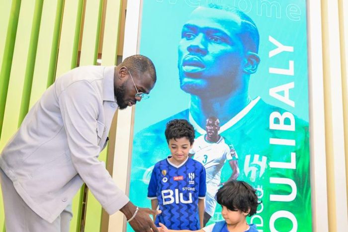 Kalidou Koulibaly avec des enfants handicapés