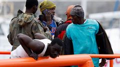 Des migrants sur un bateau des gardes cotes espagnols dans le port d'Arguineguin, sur l'archipel des Canaries, le 6 juin 2024. (Borja SuarezReuters)