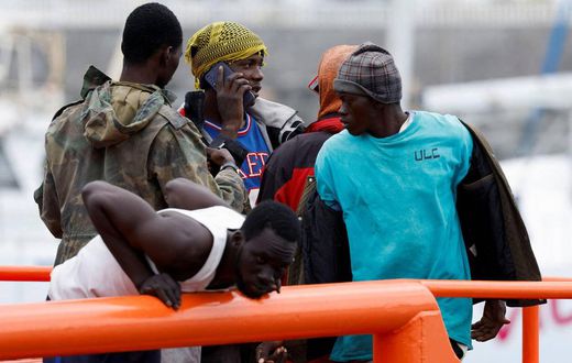 Des migrants sur un bateau des gardes cotes espagnols dans le port d'Arguineguin, sur l'archipel des Canaries, le 6 juin 2024. (Borja SuarezReuters)