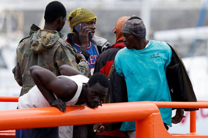 Des migrants sur un bateau des gardes cotes espagnols dans le port d'Arguineguin, sur l'archipel des Canaries, le 6 juin 2024. (Borja SuarezReuters)