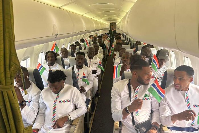 Joueurs gambiens dans l'avion de Air Côte d'Ivoire