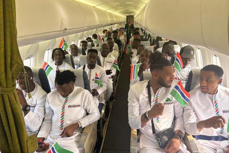 Joueurs gambiens dans l'avion de Air Côte d'Ivoire