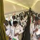 Joueurs gambiens dans l'avion de Air Côte d'Ivoire