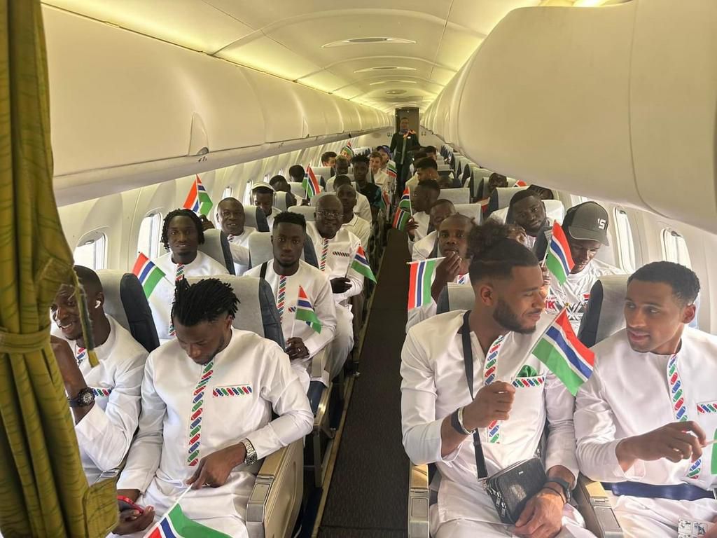 Joueurs gambiens dans l'avion de Air Côte d'Ivoire