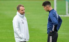 Hansi Flick (G) s'entretient avec l'attaquant d'Arsenal Kai Havertz à l'entraînement