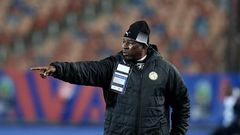 Senegal-coach-Malick-Daf-gestures-instructions