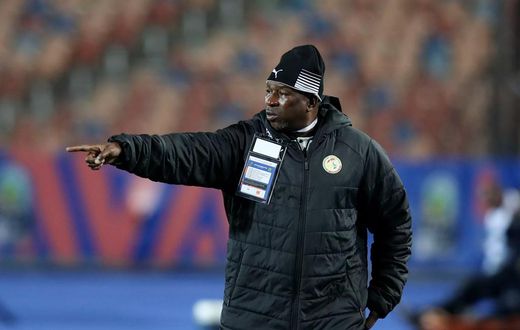 Senegal-coach-Malick-Daf-gestures-instructions