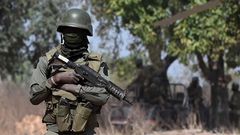 Un soldat de la sécurité du Premier ministre ivoirien Patrick Achi, à Tougbo, le 22 janvier 2022. © SIA KAMBOU/AFP