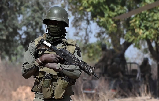 Un soldat de la sécurité du Premier ministre ivoirien Patrick Achi, à Tougbo, le 22 janvier 2022. © SIA KAMBOU/AFP