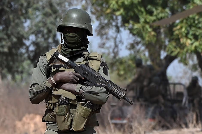 Un soldat de la sécurité du Premier ministre ivoirien Patrick Achi, à Tougbo, le 22 janvier 2022. © SIA KAMBOU/AFP