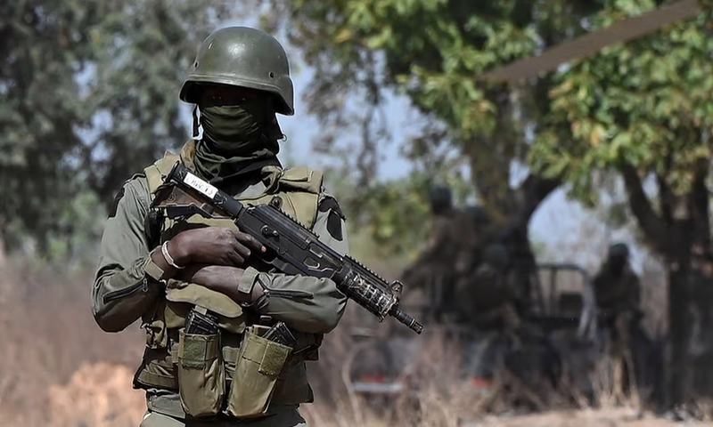 Un soldat de la sécurité du Premier ministre ivoirien Patrick Achi, à Tougbo, le 22 janvier 2022. © SIA KAMBOU/AFP