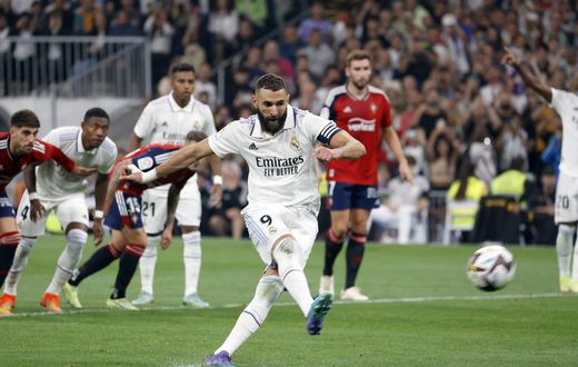 Benzema ushers Barcelona top of La Liga after missed penalty in Real Madrid's 1-1 draw against Osasuna