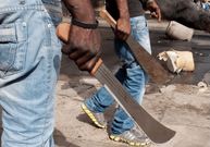 Agresseurs armés de machettes