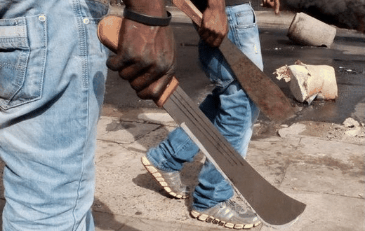 Agresseurs armés de machettes
