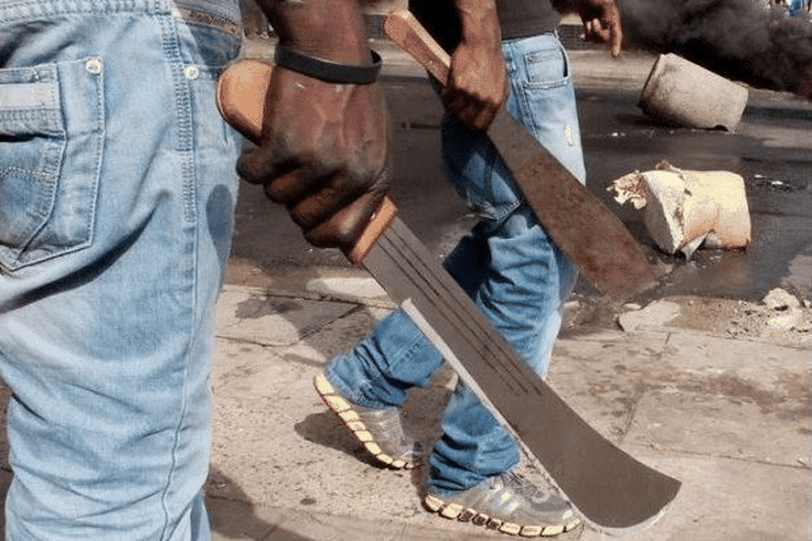 Agresseurs armés de machettes