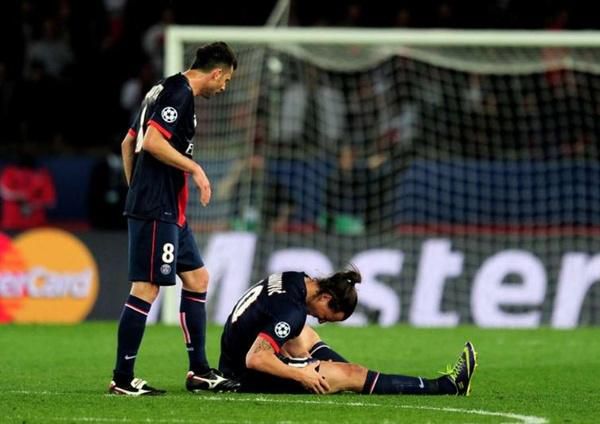 thiago-motta-et-ibrahimovic-apres-leur-defaite-en-ligue-des-champions-contre-chelsea