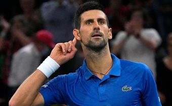 Novak Djokovic advanced to the semi-final of the Nitto ATP Finals