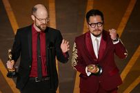 Les réalisateurs Daniel Scheinert et Daniel Kwan ont remporté le prix des meilleurs réalisateurs pour Everything Everywhere All at Once