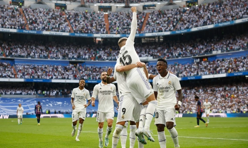Les joueurs du Réal de Madrid jubilent après le deuxième but de Valverde