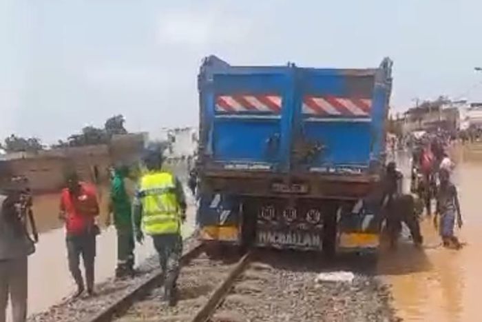 Camion sur les rails de Touba