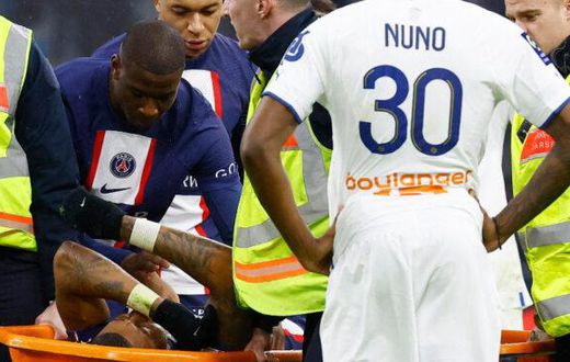 kimpembe-om-sur une civière