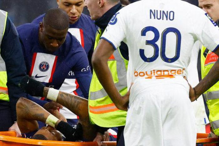 kimpembe-om-sur une civière