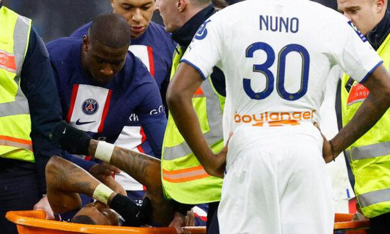 kimpembe-om-sur une civière