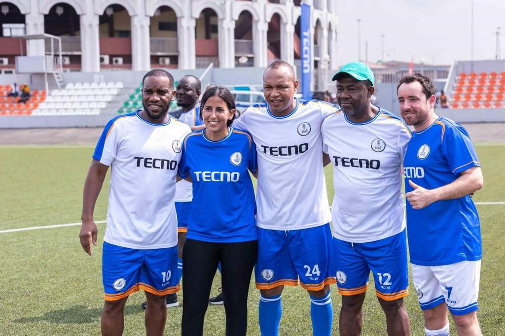 Photo de groupe de l'équipe de la CAF avec des légendes du football