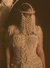 Beyonce portant un couvre-chef en cauris.