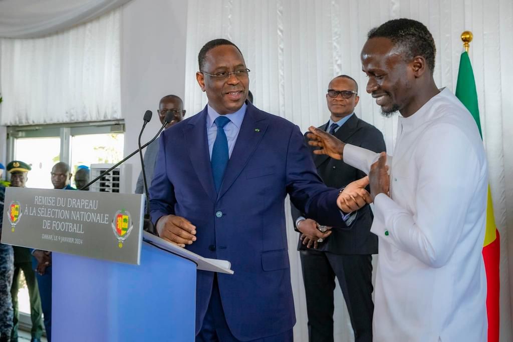 2Remise drapeau aux Lions avec Macky