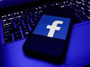 Le logo de Facebook est affiché sur l'écran d'un téléphone sur une photo prise en Pologne le 29 novembre 2020.