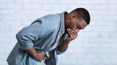 homme-noir-nausee-mal-estomac-intoxication-alimentaire