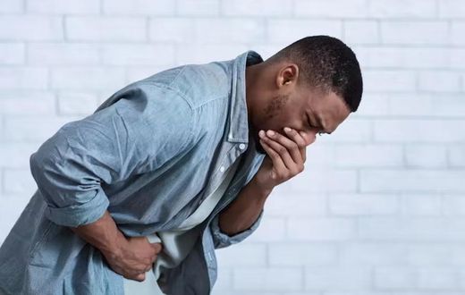 homme-noir-nausee-mal-estomac-intoxication-alimentaire