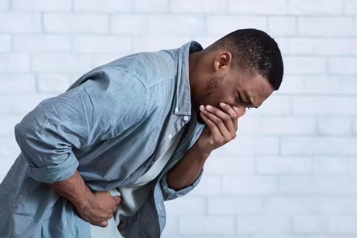 homme-noir-nausee-mal-estomac-intoxication-alimentaire