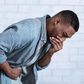 homme-noir-nausee-mal-estomac-intoxication-alimentaire