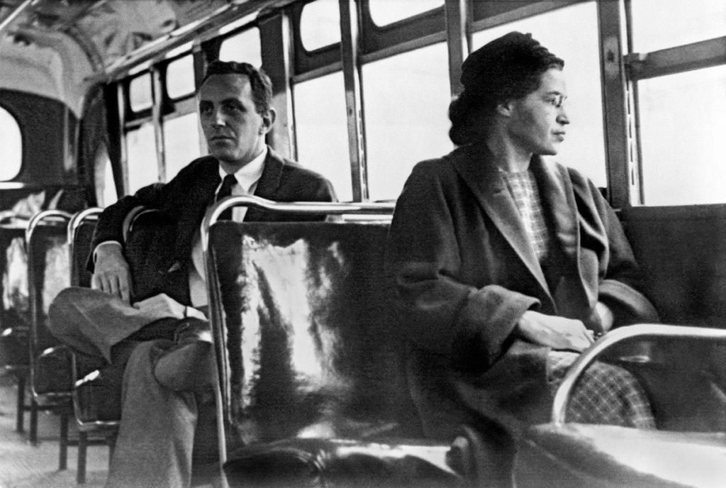 Rosa Parks dans un bus de Montgomery en 1955.