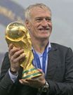 Didier Deschamps avec le trophée de la Coupe du monde en 2018