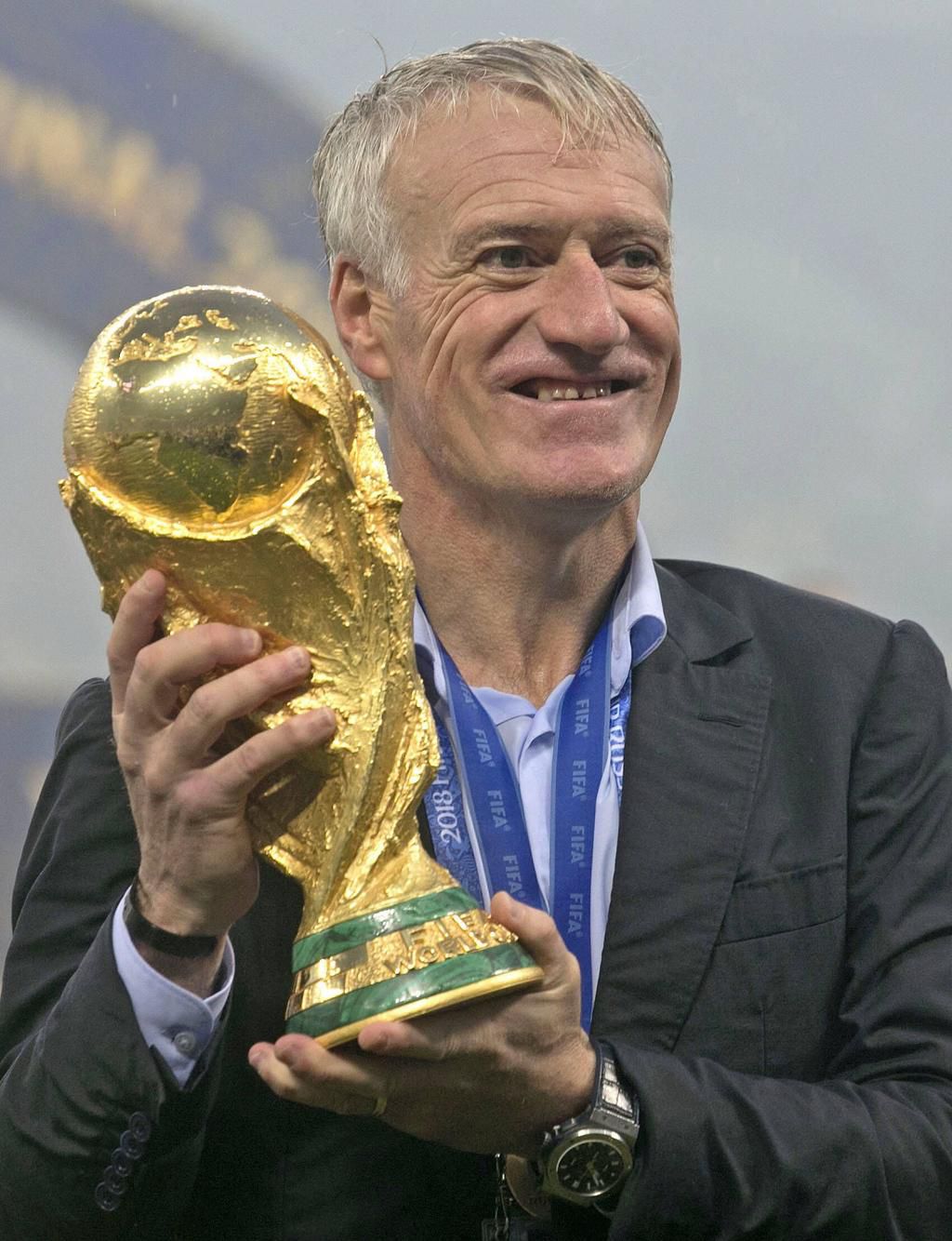 Didier Deschamps avec le trophée de la Coupe du monde en 2018
