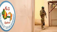 Un soldat malien montant la garde devant un bâtiment du G5 Sahel,à Sévaré, au Mali. © Sébastien rieussec/AFP