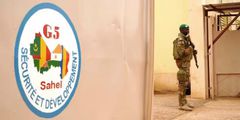 Un soldat malien montant la garde devant un bâtiment du G5 Sahel,à Sévaré, au Mali. © Sébastien rieussec/AFP
