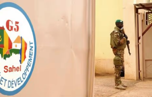Un soldat malien montant la garde devant un bâtiment du G5 Sahel,à Sévaré, au Mali. © Sébastien rieussec/AFP