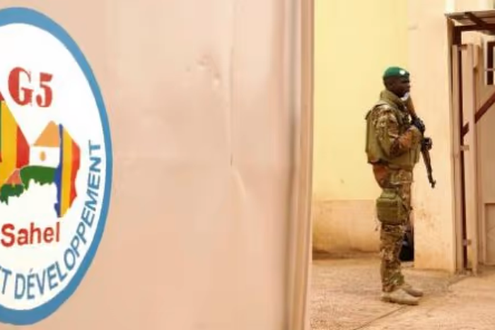 Un soldat malien montant la garde devant un bâtiment du G5 Sahel,à Sévaré, au Mali. © Sébastien rieussec/AFP