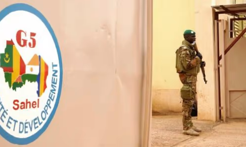 Un soldat malien montant la garde devant un bâtiment du G5 Sahel,à Sévaré, au Mali. © Sébastien rieussec/AFP