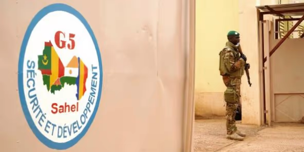 Un soldat malien montant la garde devant un bâtiment du G5 Sahel,à Sévaré, au Mali. © Sébastien rieussec/AFP