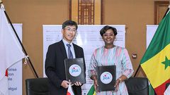 Izawa Osamu, ambassadeur du Japon au Sénégal et Oulimata Sarr, ministre sénégalais de l'Economie