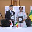 Izawa Osamu, ambassadeur du Japon au Sénégal et Oulimata Sarr, ministre sénégalais de l'Economie