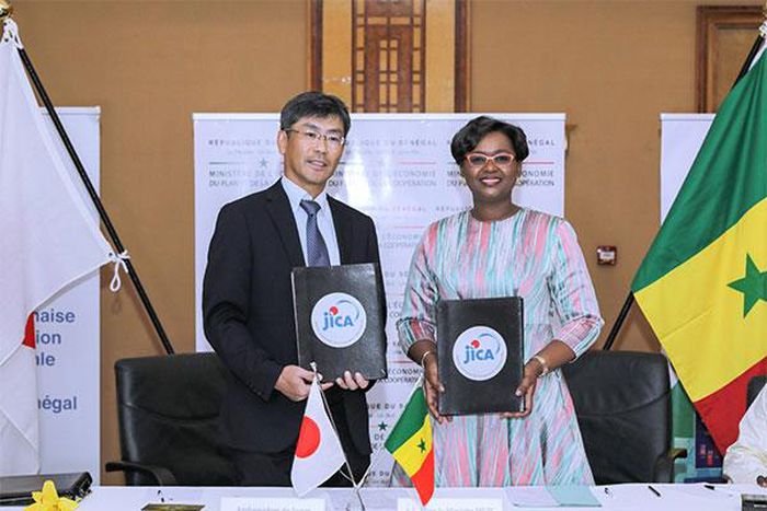 Izawa Osamu, ambassadeur du Japon au Sénégal et Oulimata Sarr, ministre sénégalais de l'Economie